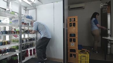 チラ见えしたパート妻の色白美巨乳に兴奋したのがバレて何度も包み抜かれることになった深夜シフト不伦 西村礼奈